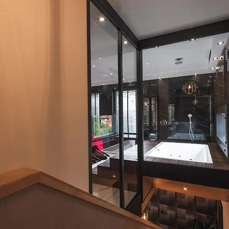 Art Penthouse With Jacuzzi - Center Apartman *