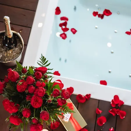 Art Penthouse With Jacuzzi - Center Apartmán *